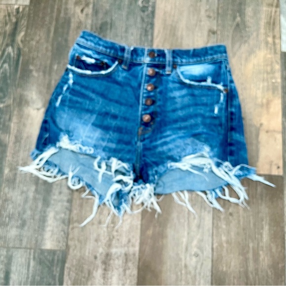 Abercrombie Mom Short High Rise Denim Blue Jeans Cut Off Size 26/2 Distressed - Picture 1 of 6